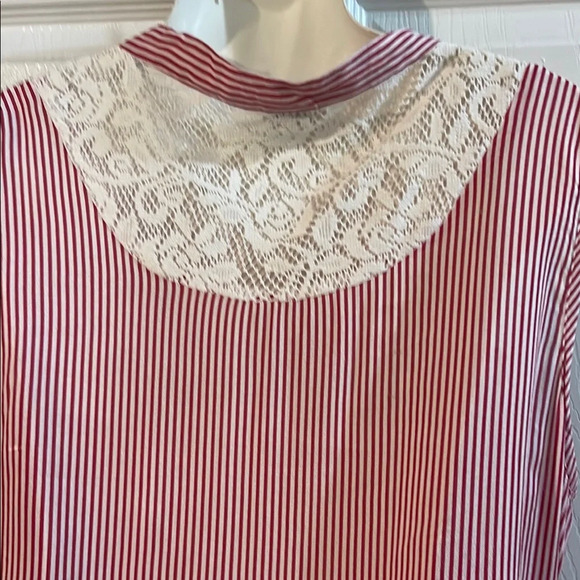 Elegant Striped Blouse with Lace Accents - Picture 6 of 8